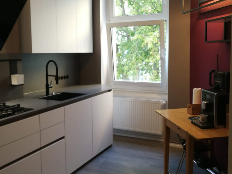 Kompakte Küchenzeile mit modernem klarem Design