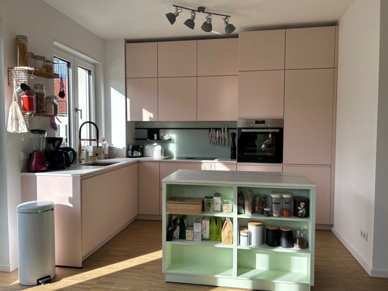 Familienküche mit natürlicher offener Gestaltung in Pastellfarben