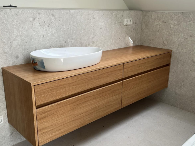 Schlichter Waschtisch aus Holz mit Aufsatzbecken