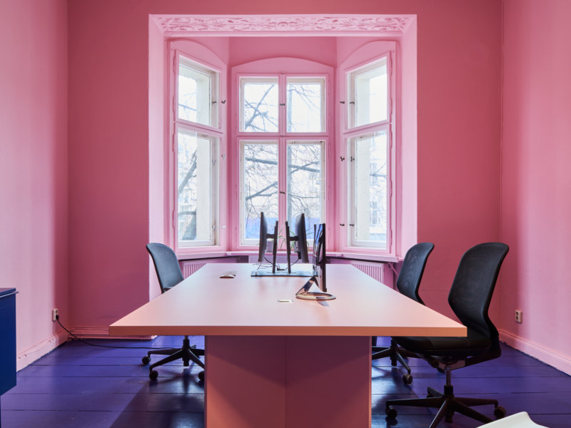 Kreatives Design in Meetingräumen: Besprechungstisch für viele Mitarbeiter