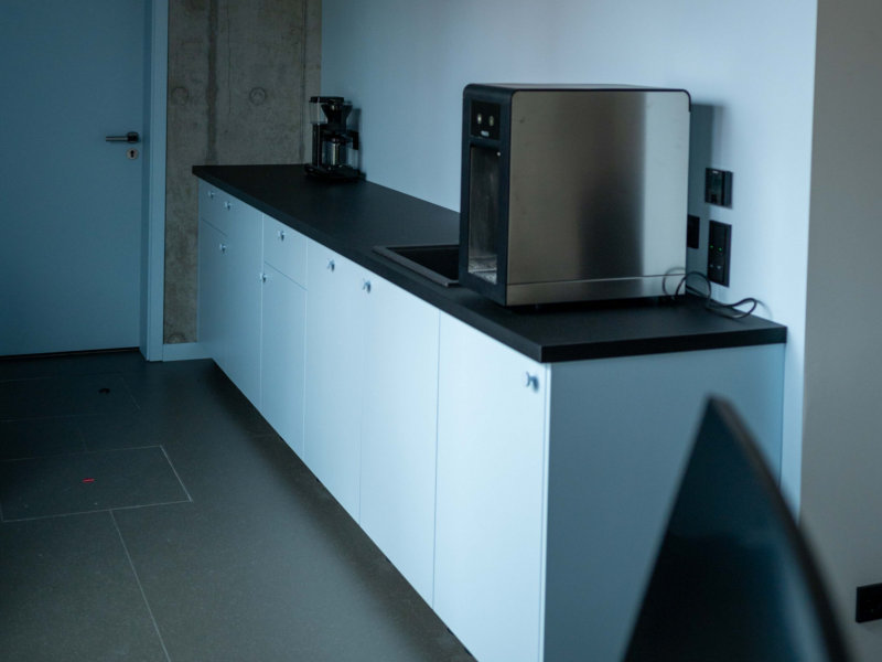 Repräsentative Office Küche mit klaren Linien und großzügigem Raumgefühl