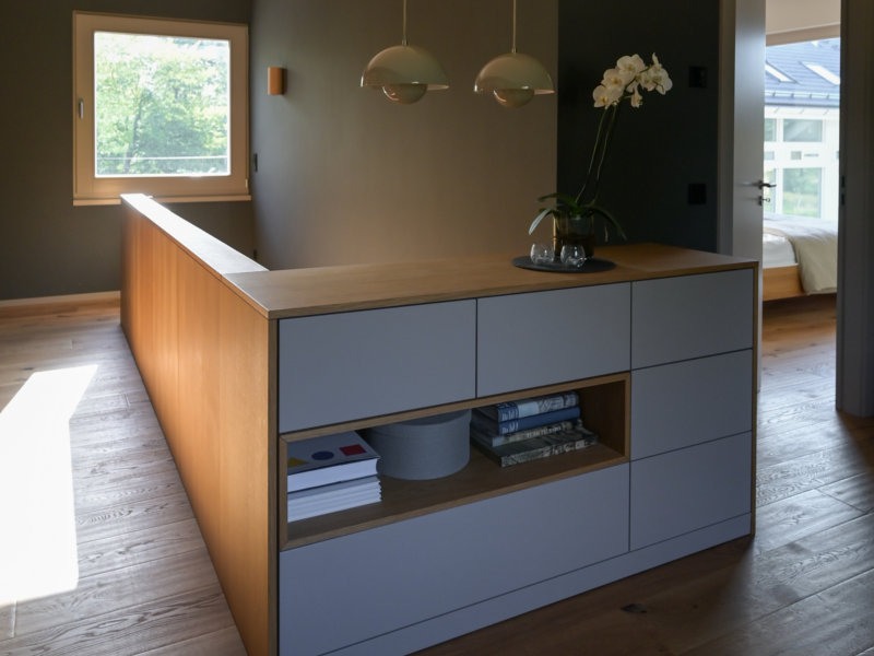Offenes Sideboard als Treppenverkleidung