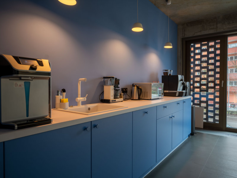 Stilvolle blaue Office Küche für angenehme Kaffeepausen