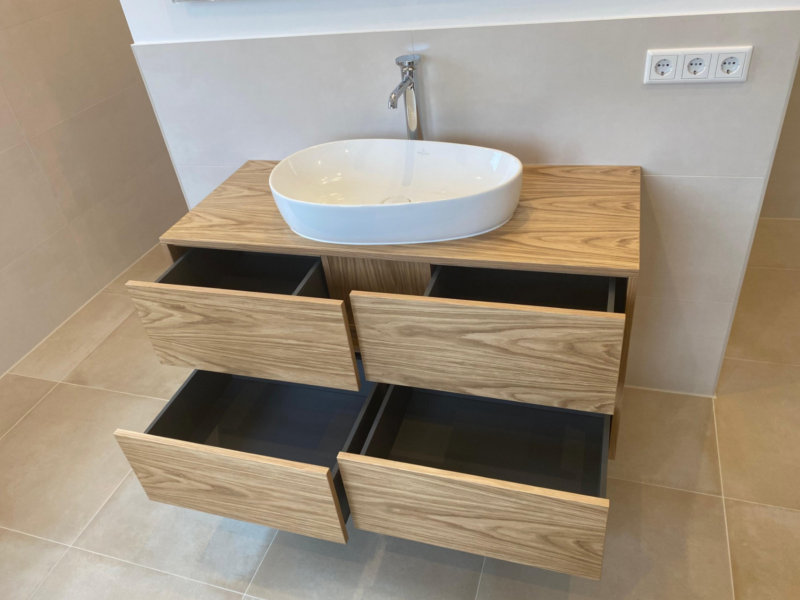 Eleganter Waschtisch mit Holzverkleidung und natürlichen Materialien