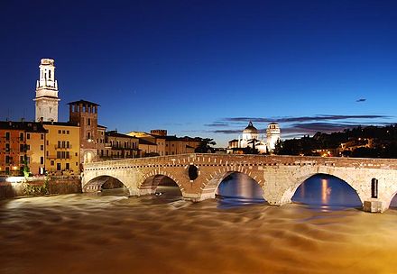 Ponte Pietro über den Etsch in Verona . Foto von Fabio Becchelli