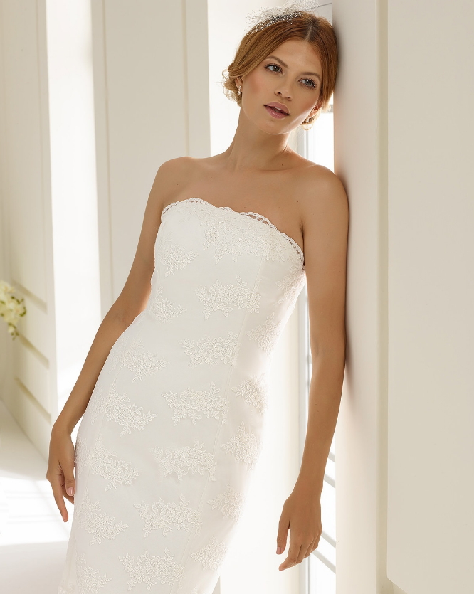 Abiti Da Sposa Bianco Evento Benvenuti Su Divina Sposa E Cerimonia Abiti da sposa dalle scollature caste, pizzi preziosi, tessuti pregiati che rendono questi abiti sposa fluttuanti che disegnano perfettamente la silhouette delle spose che scelgono di indossarli. abiti da sposa bianco evento
