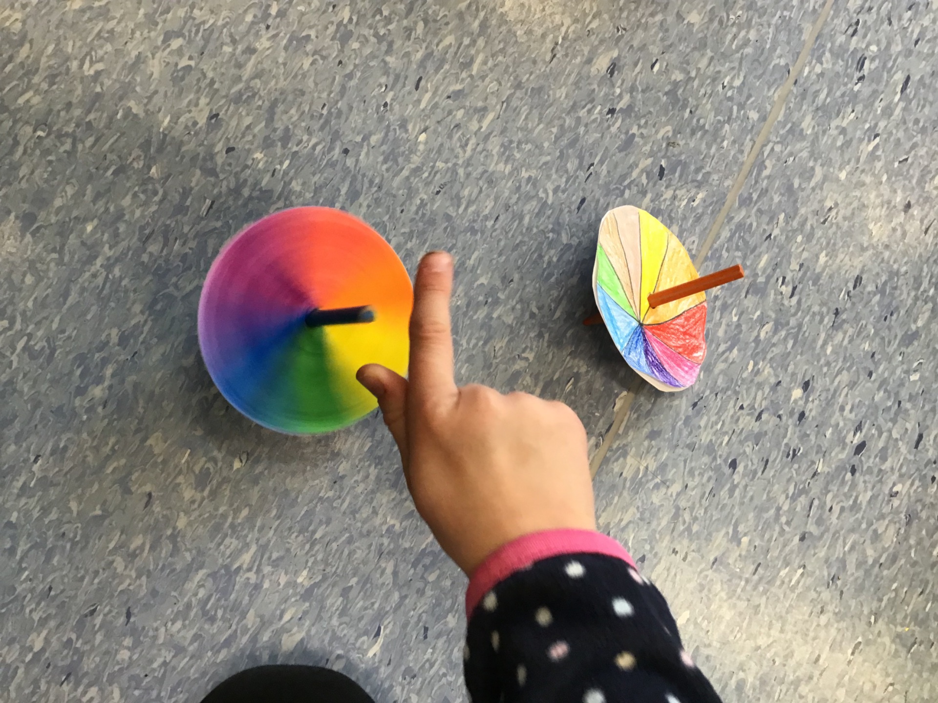 Die Klasse 1a hat zum Thema "Sinne" bunte Kreisel gebastelt und diese unter dem Motto "Bunte Osterufos erobern unser Klassenzimmer" fotografisch festgehalten.