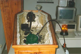 1995 – La paura di essere sepolti vivi si è trascinata fino ai nostri anni. È per questo che l’italiano Fabrizio Caselli ha brevettato “morte serena”, una bara fornita di allarme, interfono, telecamere, monitor cardiaco e riserva di ossigeno.