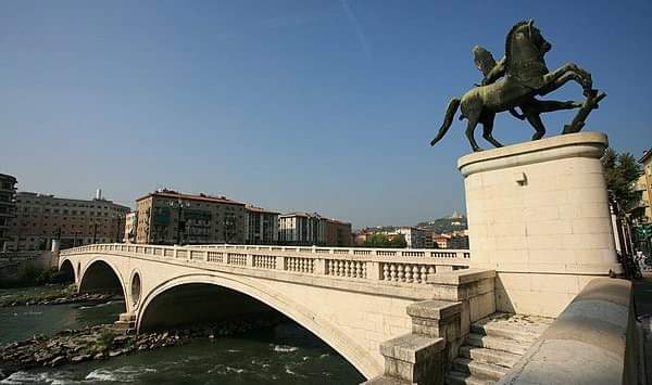 Una delle statue equestri su Ponte della Vittoria