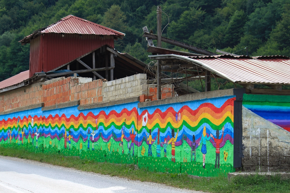 Sulle mura della fabbrica i bambini della scuola di Srebrenica hanno realizzato dei murales per simboleggiare la pace