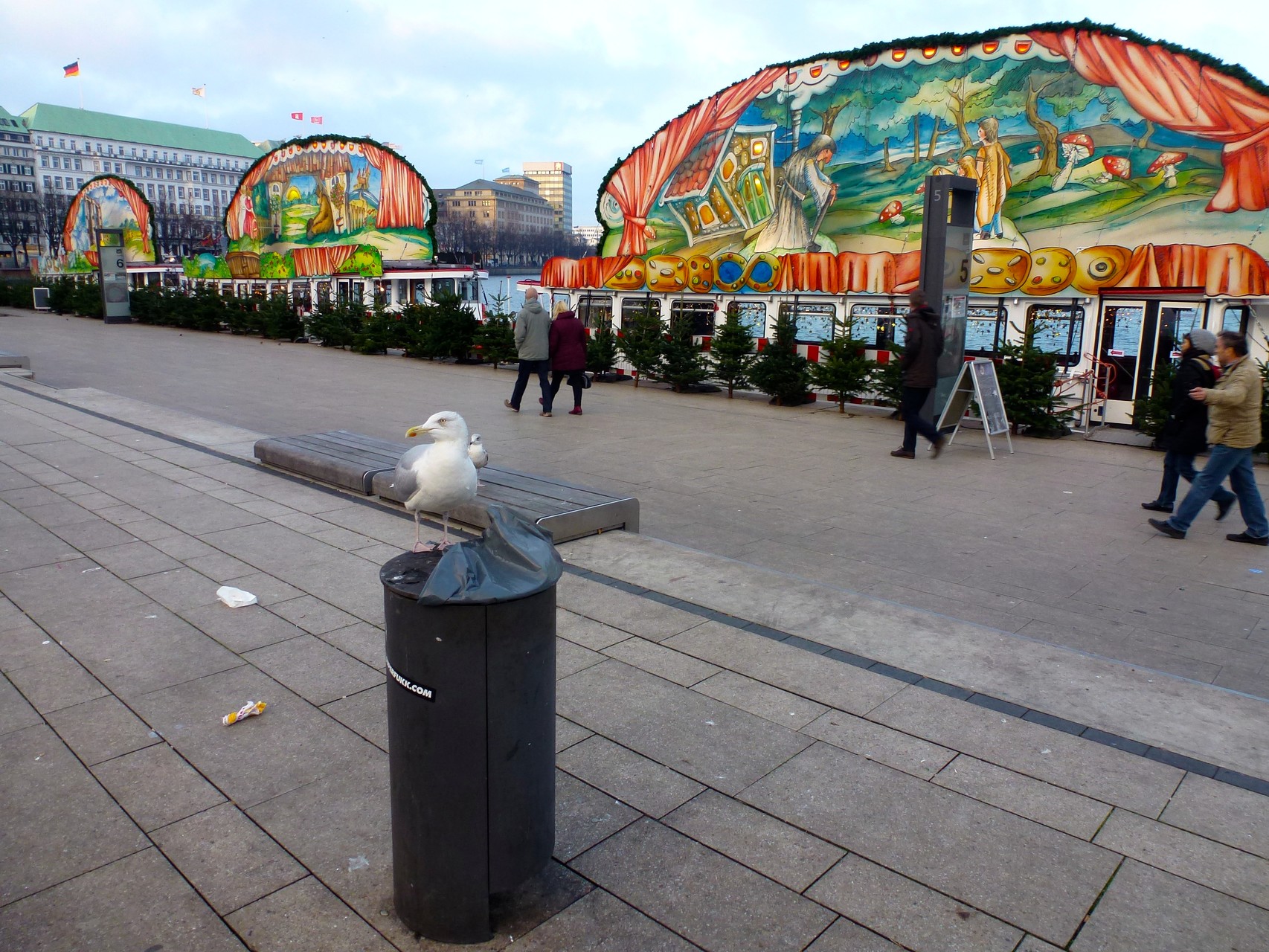 Alsteranleger am Jungfernstieg mit weihnachtlich geschmückten Dampfern