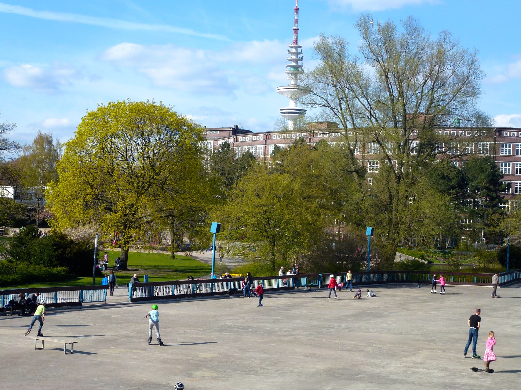 Blick von der Eisarena bis zum Fernehturm