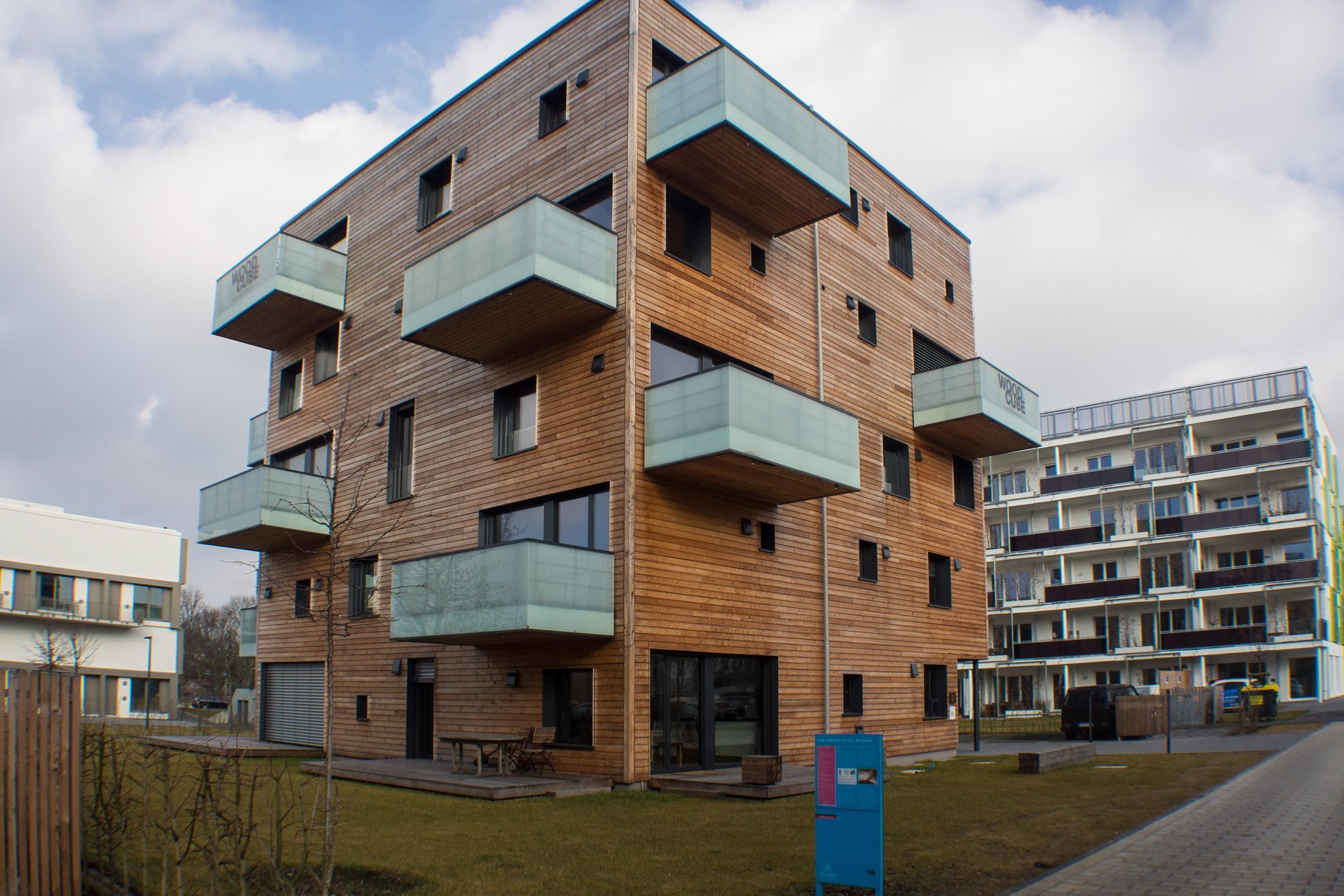 Smart Material Houses - Wood Cube