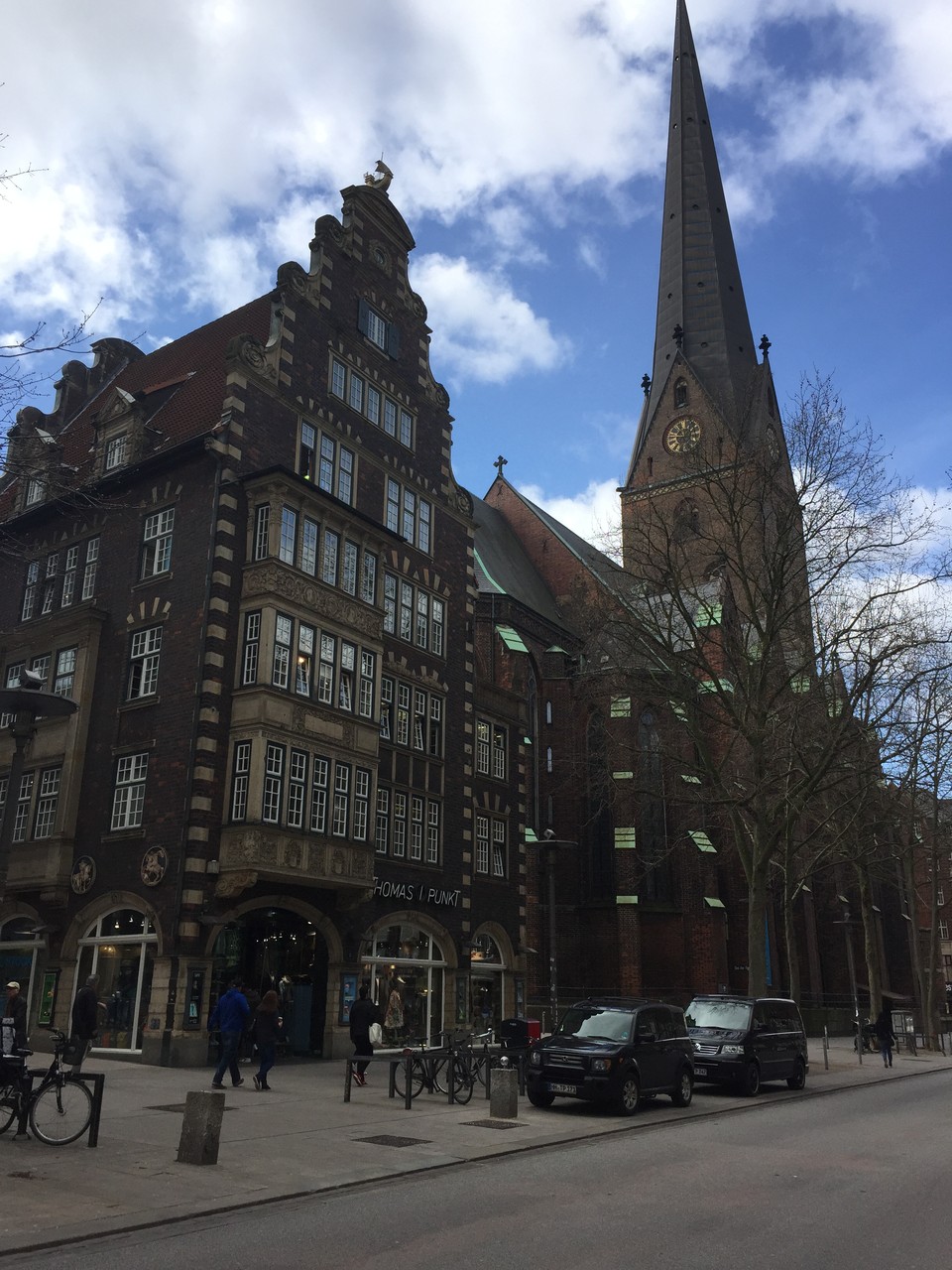 Mönckebergstraße - Thomas-i-Punkt im Hulbe Haus und Hauptkirche Sankt Petri