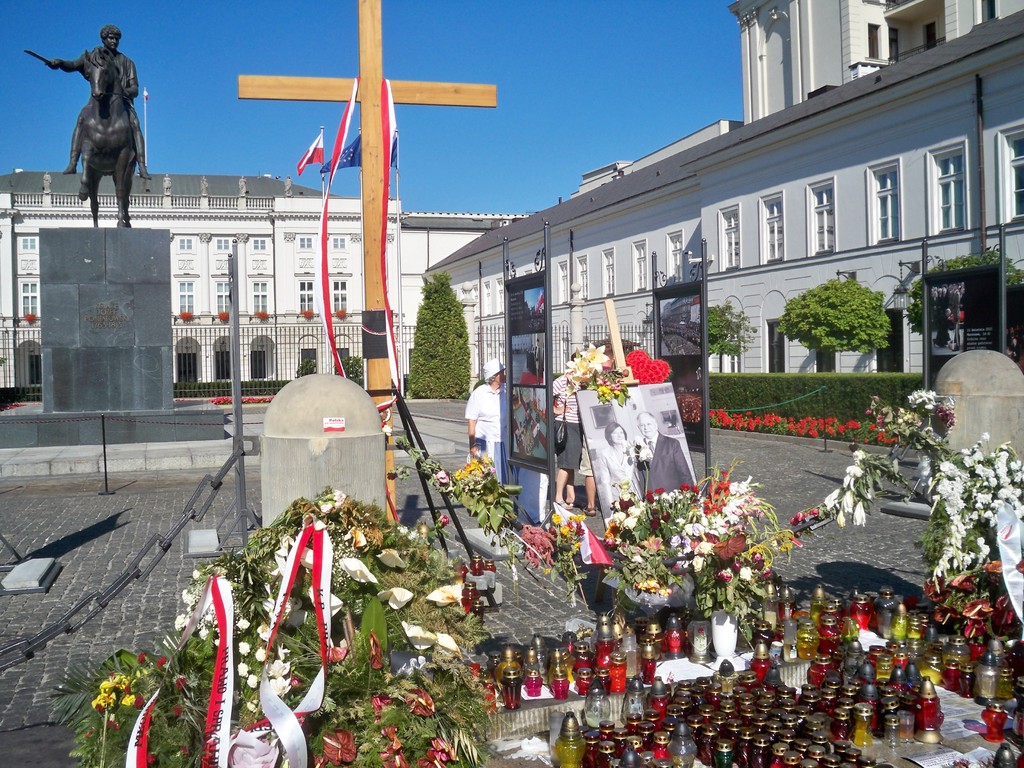 Devant le palais présidentiel, nombreux hommages après la disparition de la majorité du gouvernement polonais dans un crash