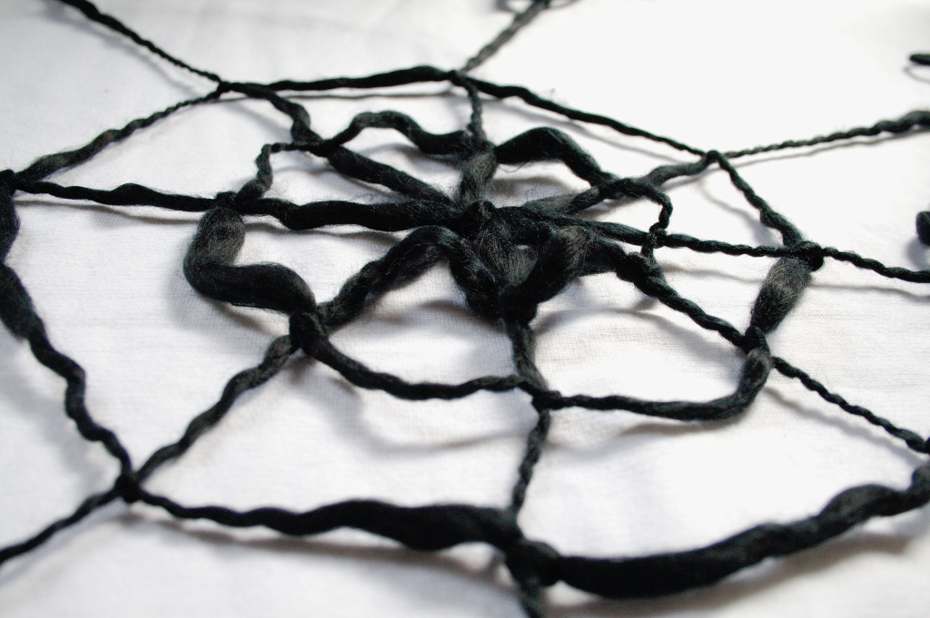 Halloween DIYs Part 1 - giant spiderweb knotting finished - Zebraspider Eco Anti-Fashion