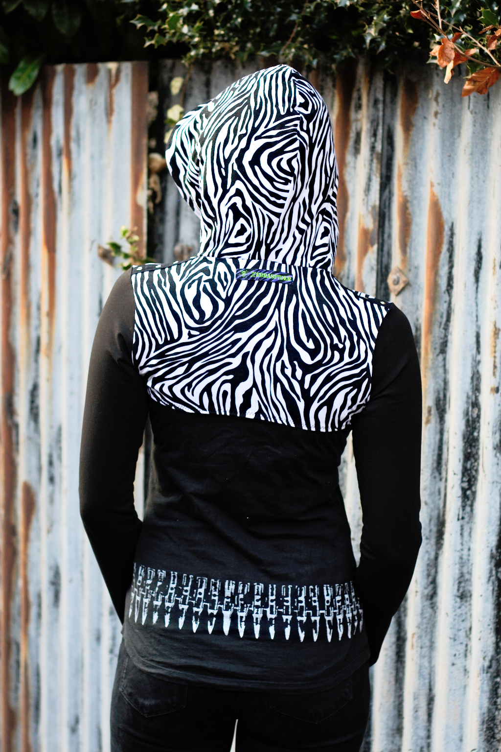 Die neuen Zebrakapuzenshrugs - Kapuzenshrug mit langen schwarzen Ärmeln - Zebraspider DIY Anti-Fashion Blog