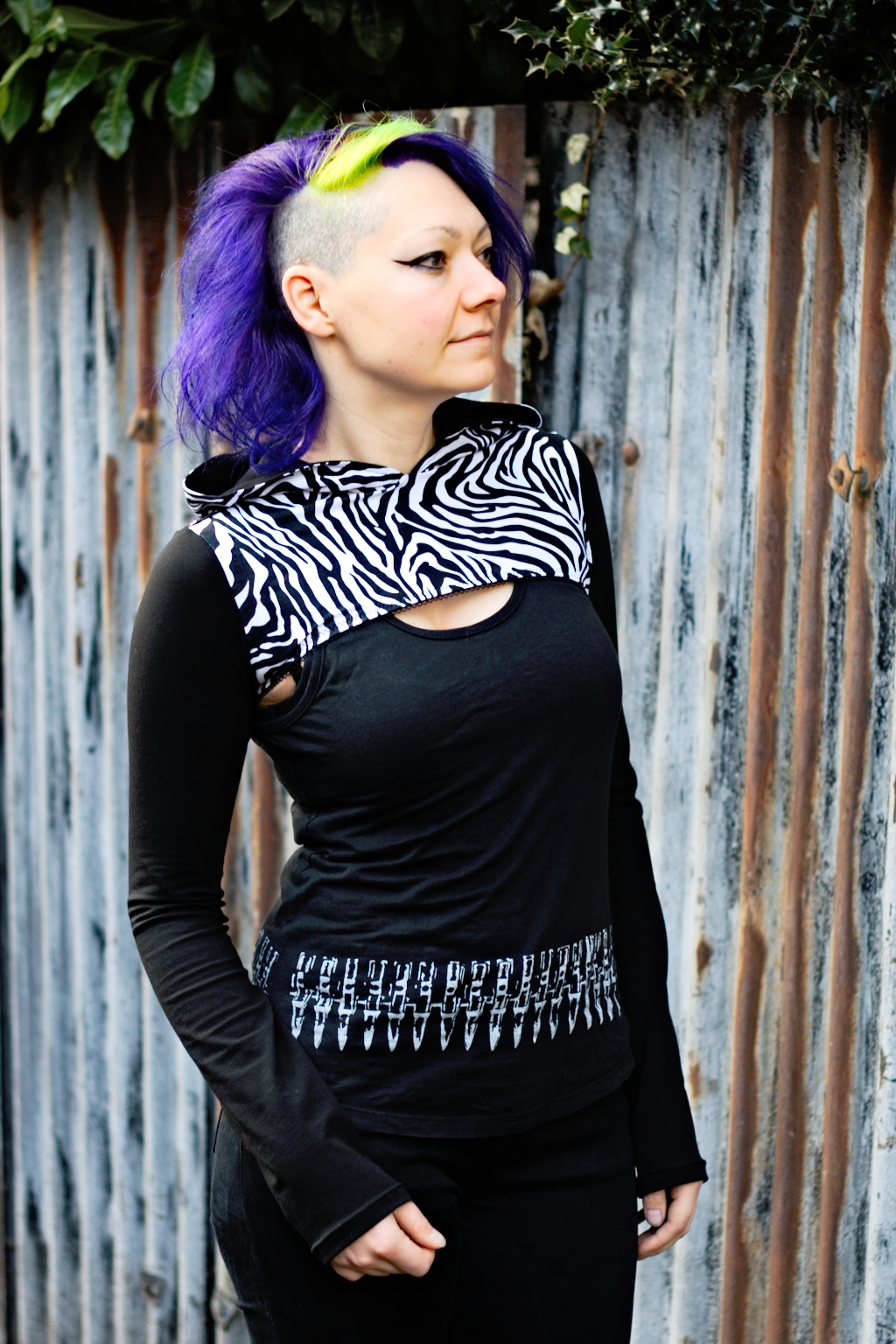 Die neuen Zebrakapuzenshrugs - Kapuzenshrug mit langen schwarzen Ärmeln - Zebraspider DIY Anti-Fashion Blog