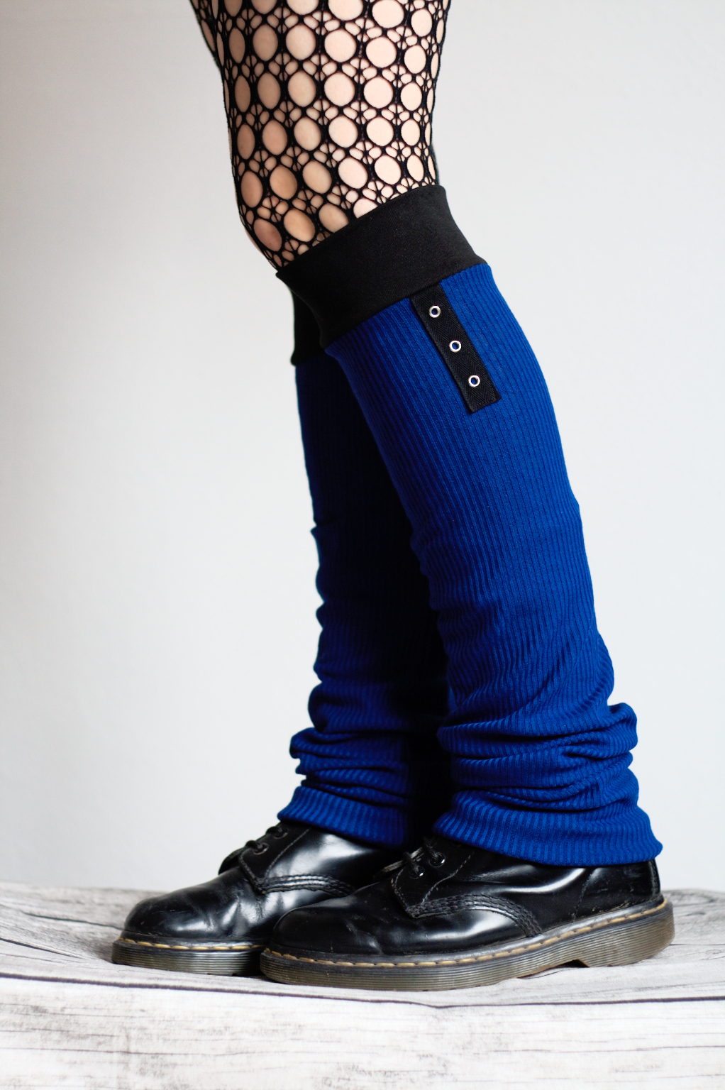 Neue Beinstulpen hoch drei - Royal Blue Eyelets - Zebraspider DIY Anti-Fashion Blog
