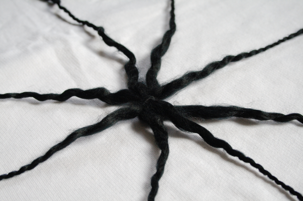 Halloween DIYs Part 1 - giant spiderweb knotting middle - Zebraspider Eco Anti-Fashion