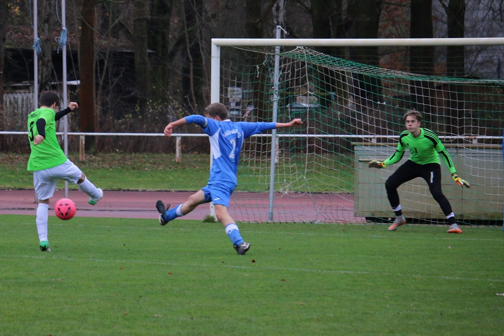 Gill. Dieses mal volley in Richtung Eckfahne..