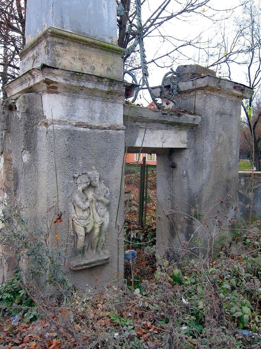 Барельєф на колонах воріт