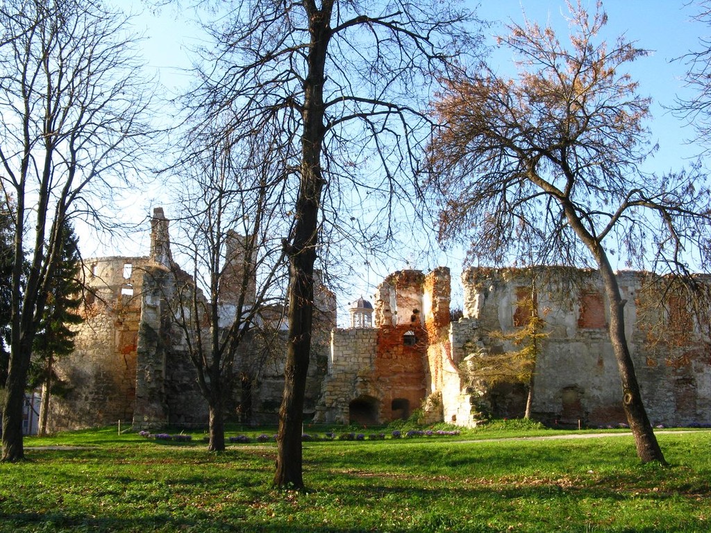 Південна стіна замку. Вигляд з парку.
