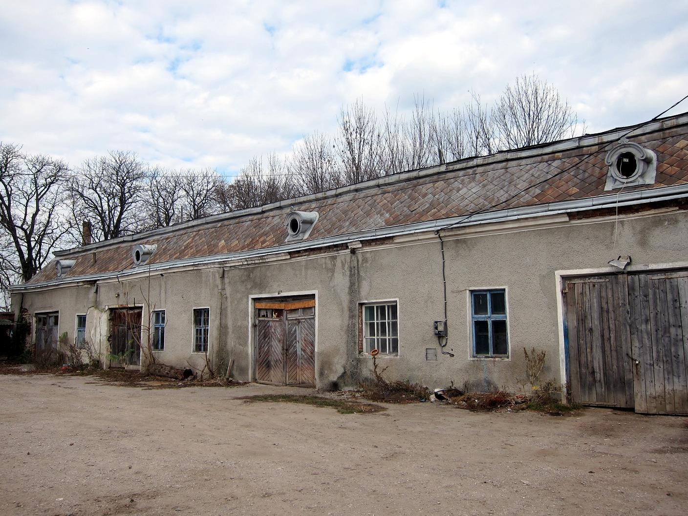 Конюшні, кузня, комори 5