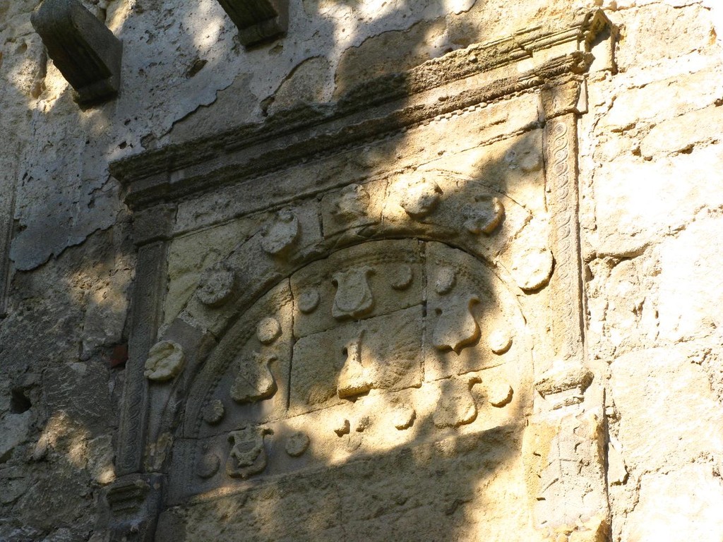 Герб на воротами замку