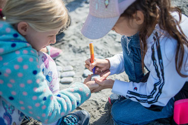 Deux enfants apprenant dehors