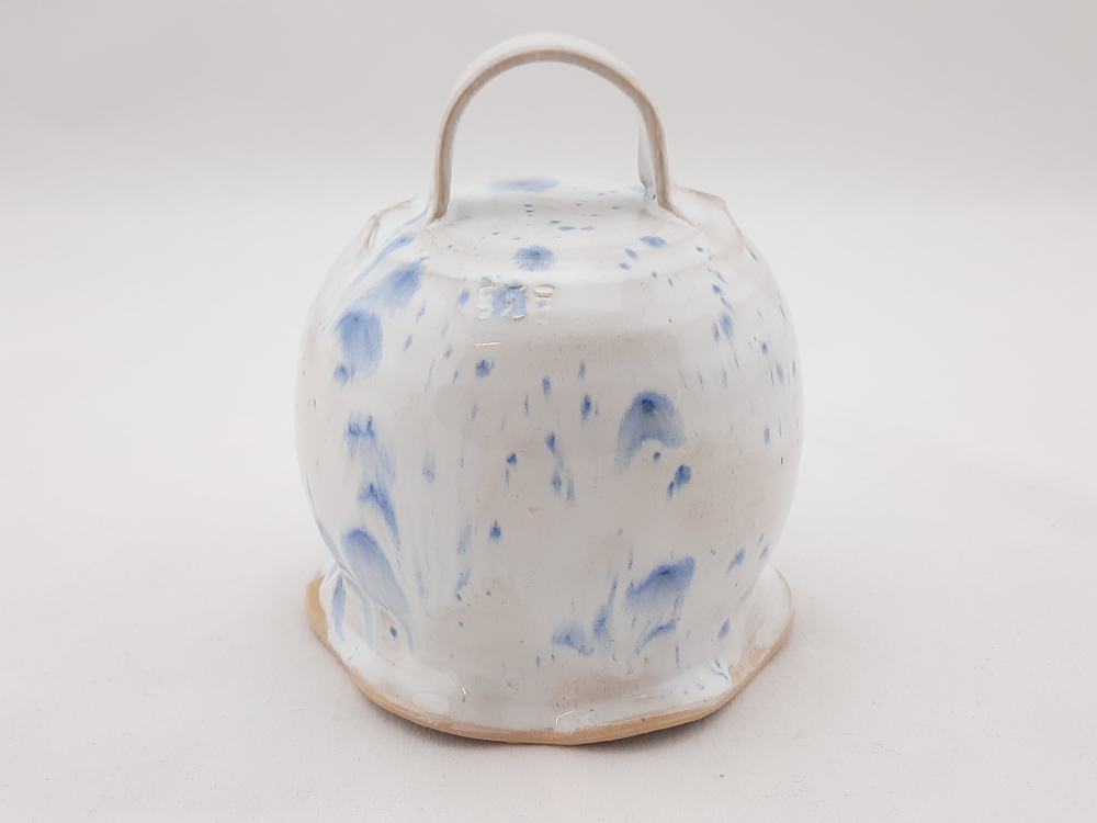 Weiß mit blauen Sprenkeln