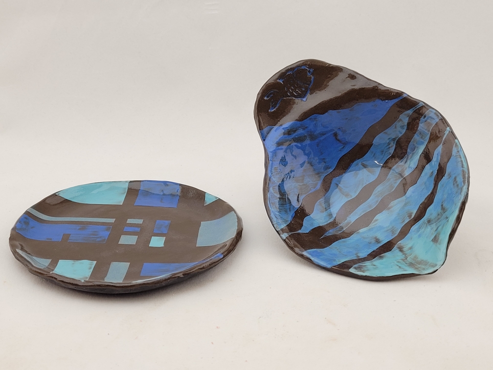 zwei flache Gefäße mit scharz-blauen Mustern