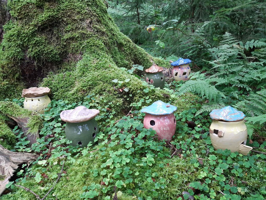 kleine verzierte Keramik-Häuschen im Moos Wald