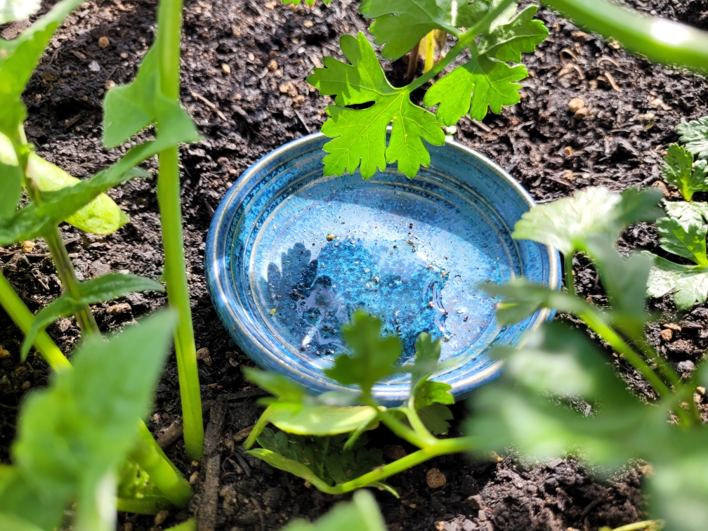 Öffnung mit Insektentränke abdecken