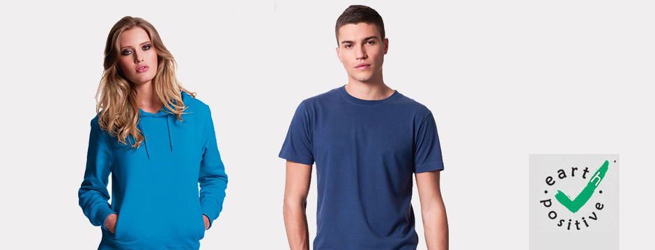 Nachhaltige Kleidung von EarthPositive: Frau im blauen Hoodie und Mann im blauen T-Shirt aus umweltfreundiger Produktion.