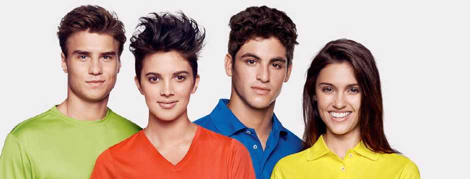 Vier Personen tragen farbenfrohe T-Shirts und Poloshirts in Grün, Rot, Blau und Gelb vor hellem Hintergrund.