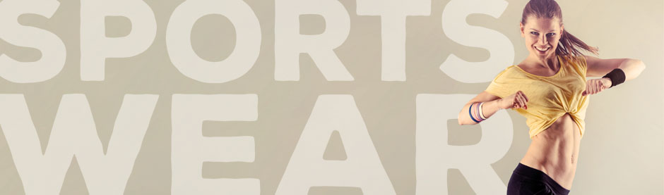 Frau in Sportkleidung hebt ihr gelbes Shirt an, daneben steht der Schriftzug „SPORTS WEAR“.
