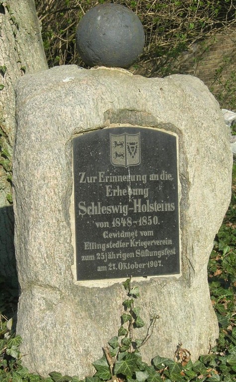 Inschrift: Zur Erinnerung an die Erhebung Schleswig-Holsteins von 1848 - 1850. Gewidmet vom Ellingstedter Kriegerverein zum 25jährigen Stiftungsfest am 21. Oktober 1907.