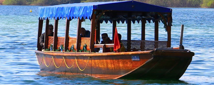 Want to discover the Roseninsel (Rose Island)? A classic “Zille“ (small wooden ferry) takes you there from the Glockensteg.