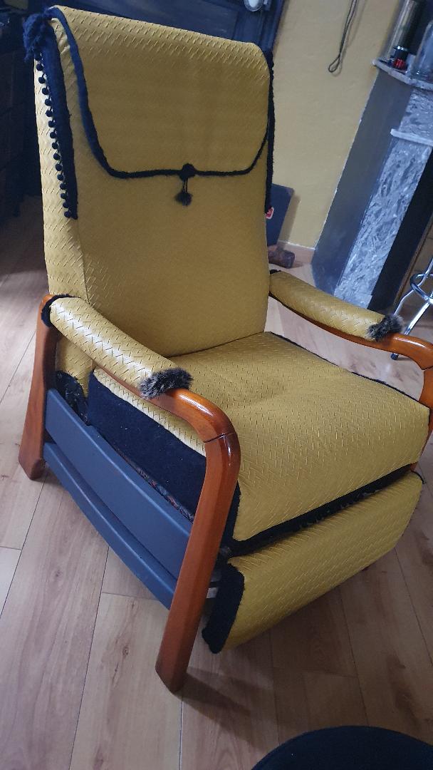 Ancien fauteuil familial dont j'ai cousu un nouveau tissu directement sur l'ancien, agrémenté de morceaux d'une ancienne écharpe et de fourrrure d'anciennes mitaines sur les accoudoirs.  