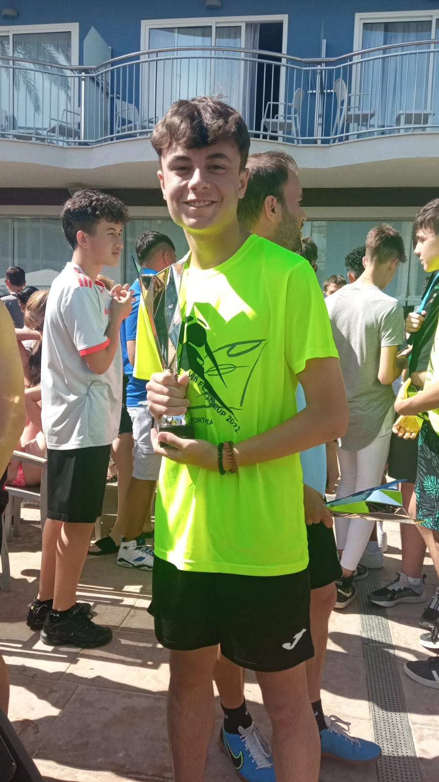 HUGO RECOGIENDO EL TROFEO DEL CADETE
