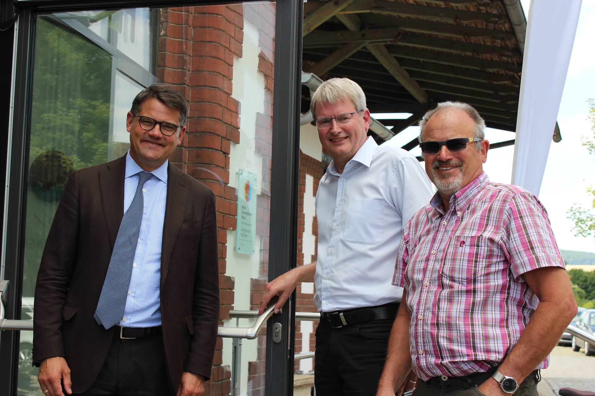 Begeistert über das Mehrgenerationenhaus Bahnhof Hümme zeigte sich der Hessische Kunst- und Kulturminister Boris Rhein (li.), daneben Peter Nissen, Vorsitzender Generationenverein und 1. Stadtrat Günter Ebel