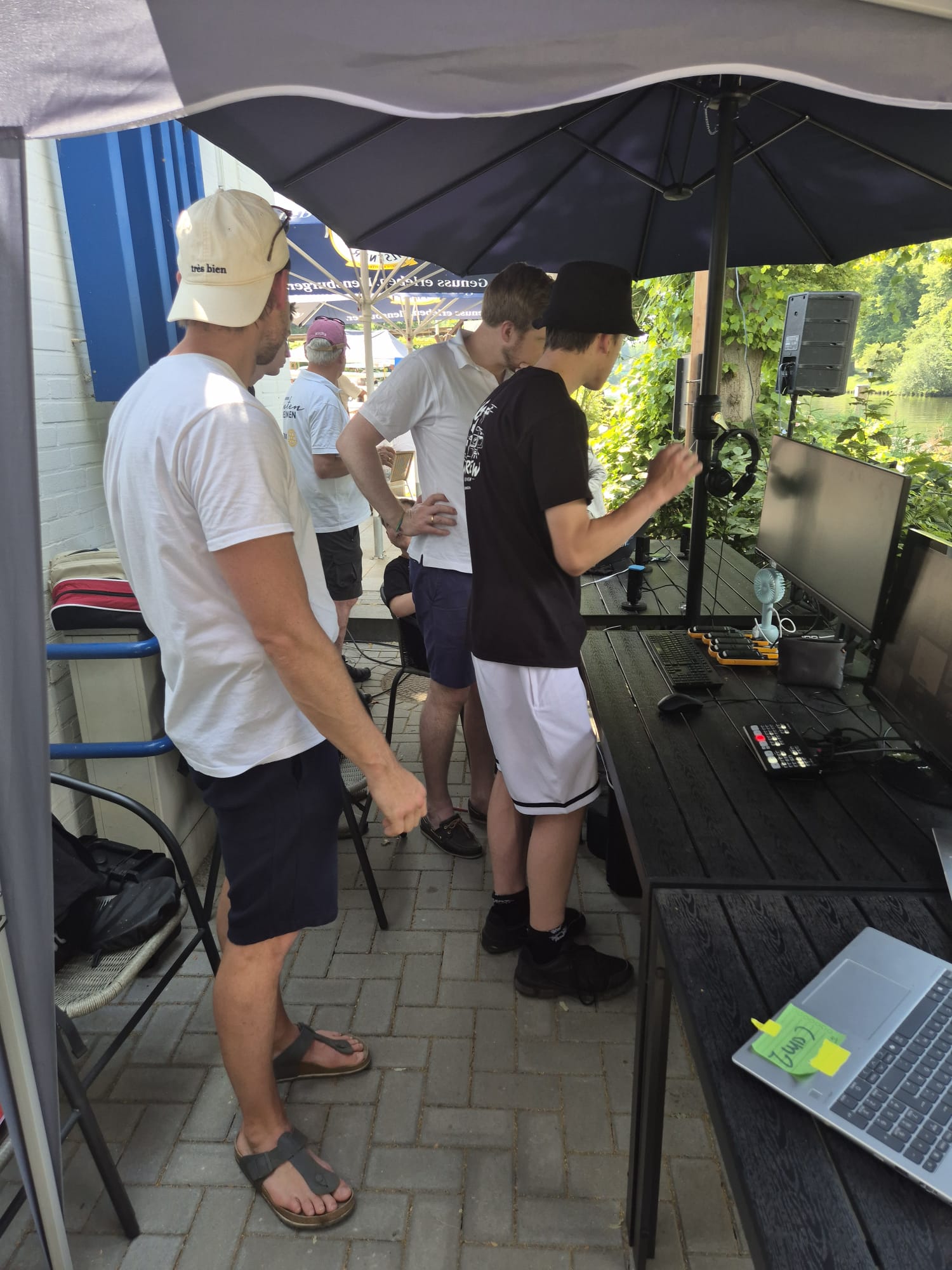 Die Technik-Crew der AG Filmakademie beim Livestream des 9. Lübecker Entenrennens – engagiert, konzentriert und trotz großer Hitze mit viel Teamgeist im Einsatz.
