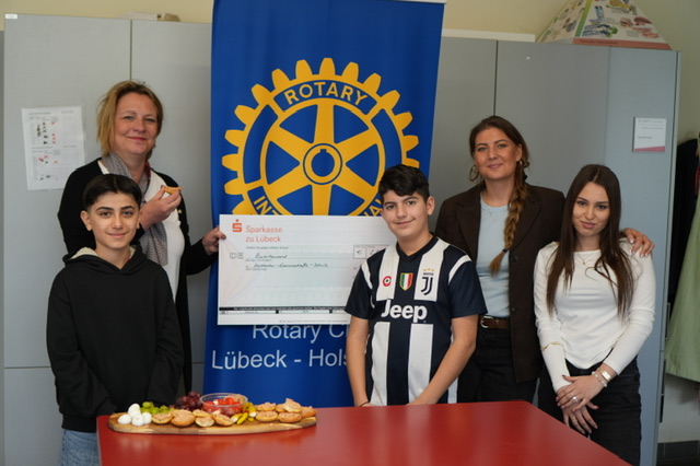 Scheckübergabe des Rotary-Clubs: Unterstützung für Kompetenztraining an unserer Schule
