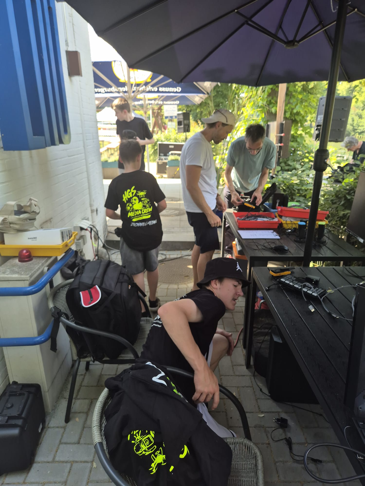 Die Technik-Crew der AG Filmakademie beim Livestream des 9. Lübecker Entenrennens – engagiert, konzentriert und trotz großer Hitze mit viel Teamgeist im Einsatz.