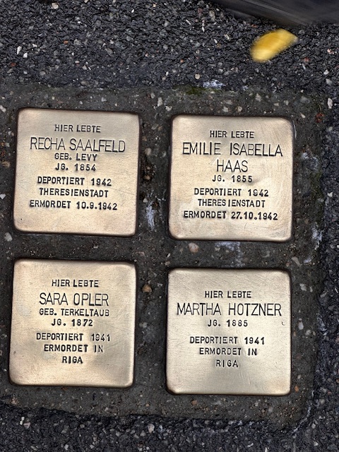 Gedenken an die Reichspogromnacht – Stolpersteine putzen in der Lübecker Innenstadt