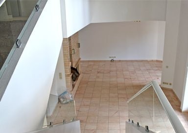 immobile nuovo ma vuoto, sembra solo una grande gall