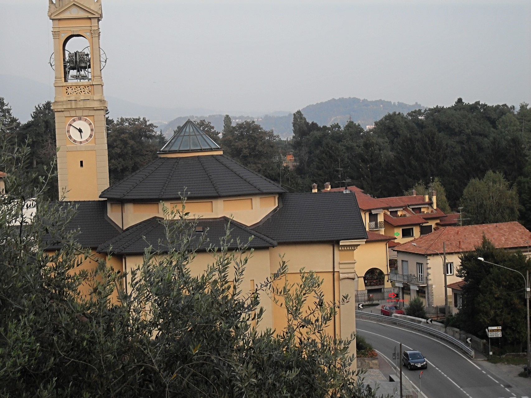 Solcio di Lesa : Chiesa di San Rocco, fermata bus a 50 m dall'appartamento vacanza