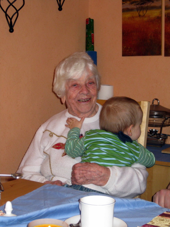 Uroma und Urenkel Mika