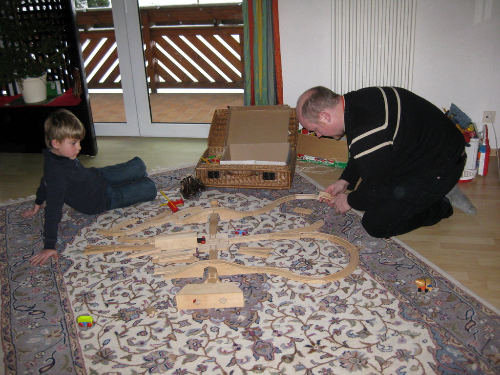 Jannik und Papa beim Aufbauen